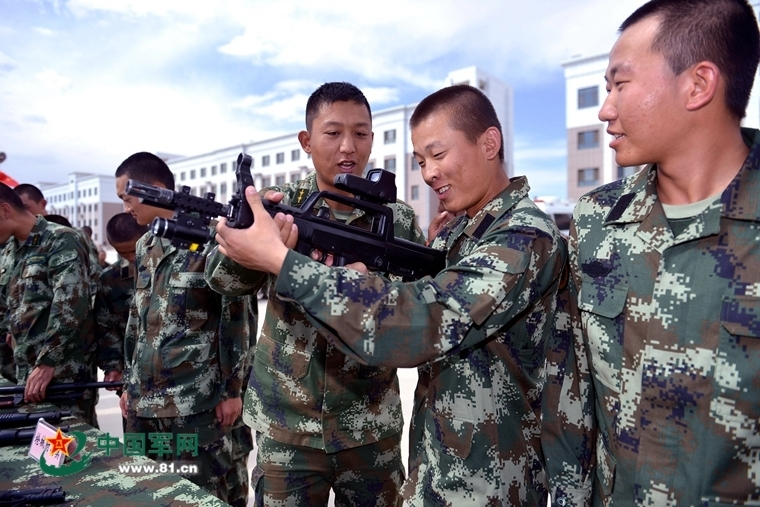 澳门今晚开特马+开奖结果走势图，国产化作答解释落实："士兵突击"中史班长无声痛哭重现!国旗护卫队退伍老战士最后一次走过金水桥